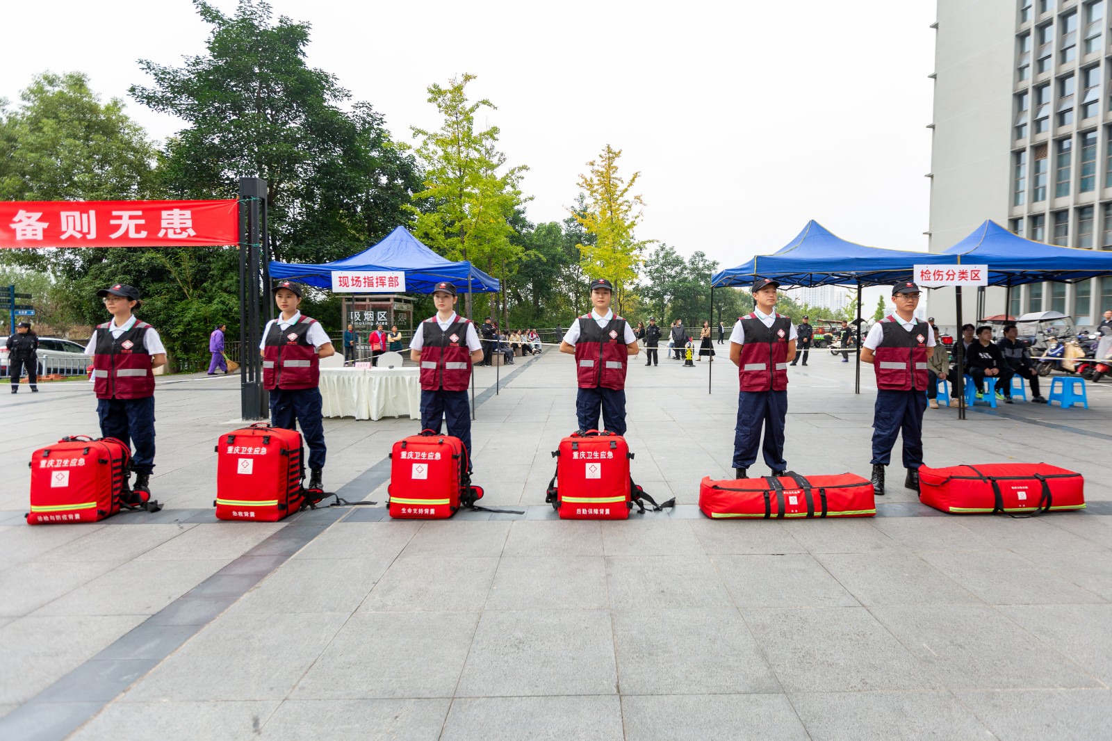忠县人民医院开展2023年突发地震应急疏散及紧急医学救援应急演练 (3).JPG