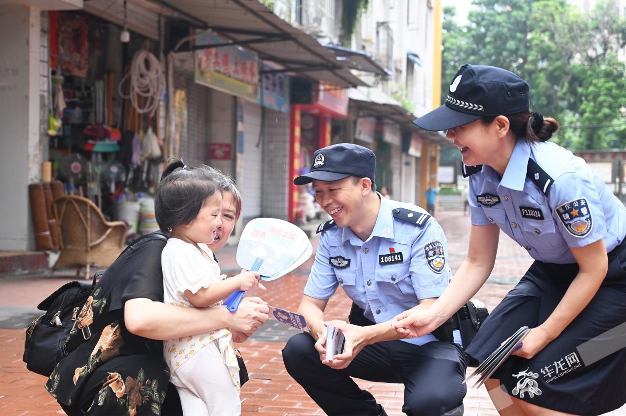 与群众沟通交流