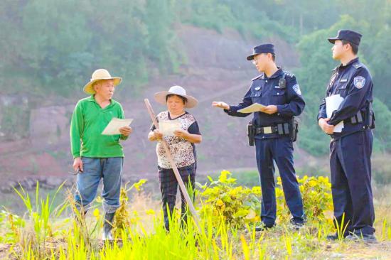 王帅向村民宣传反诈知识。