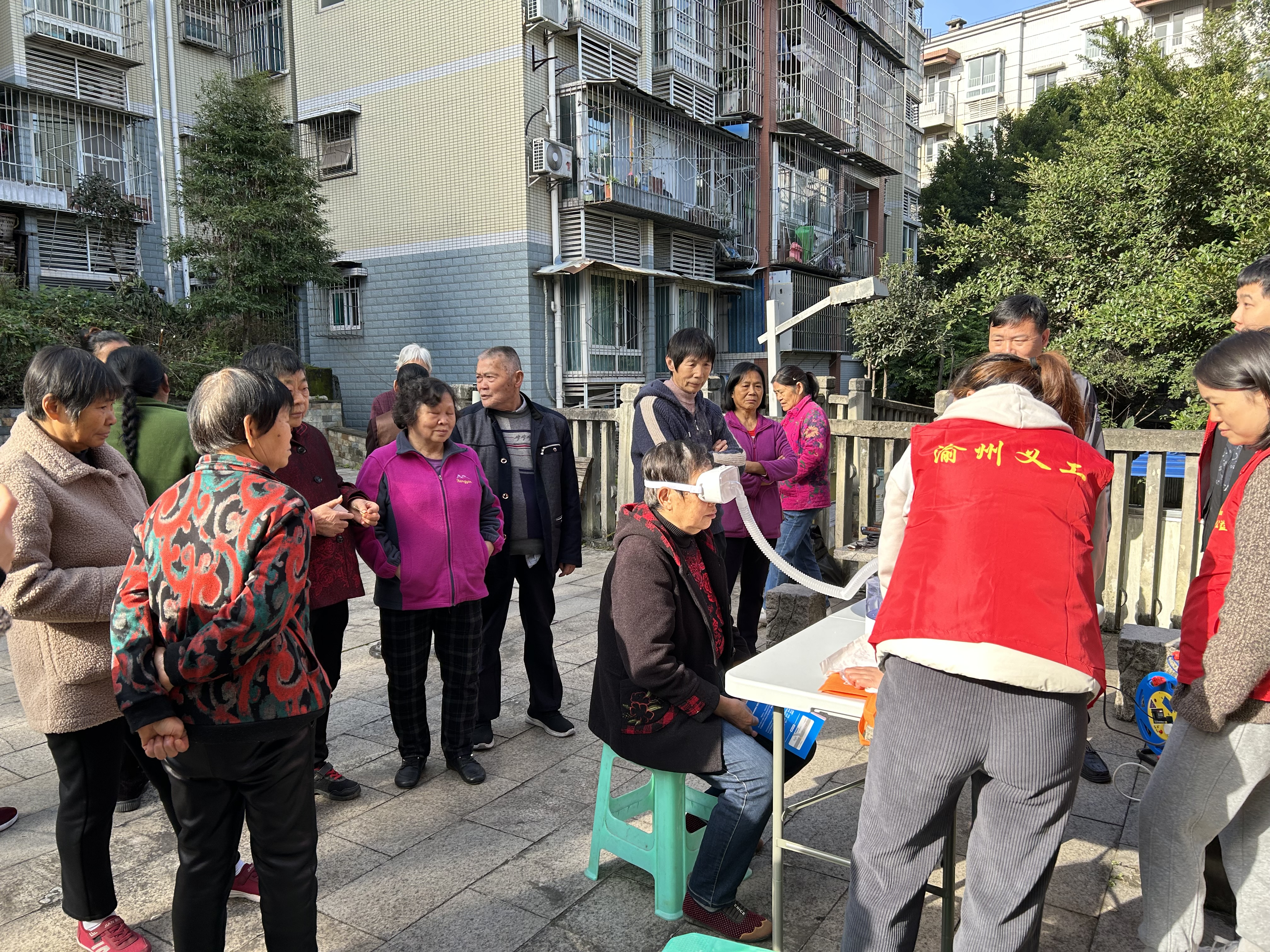 2023年12月6日翠微社区新时代文明实践站在果树园小区开展志愿服务活动 (2).JPG