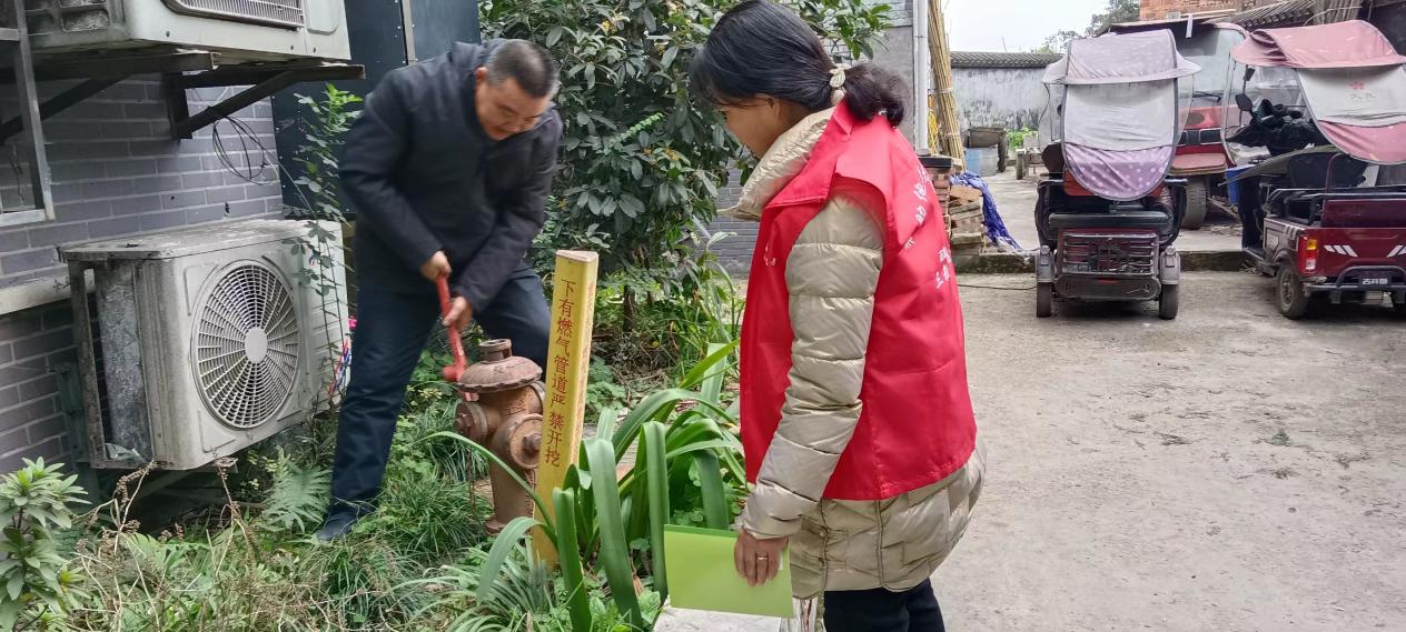 川主庙社区检查消防栓.jpg