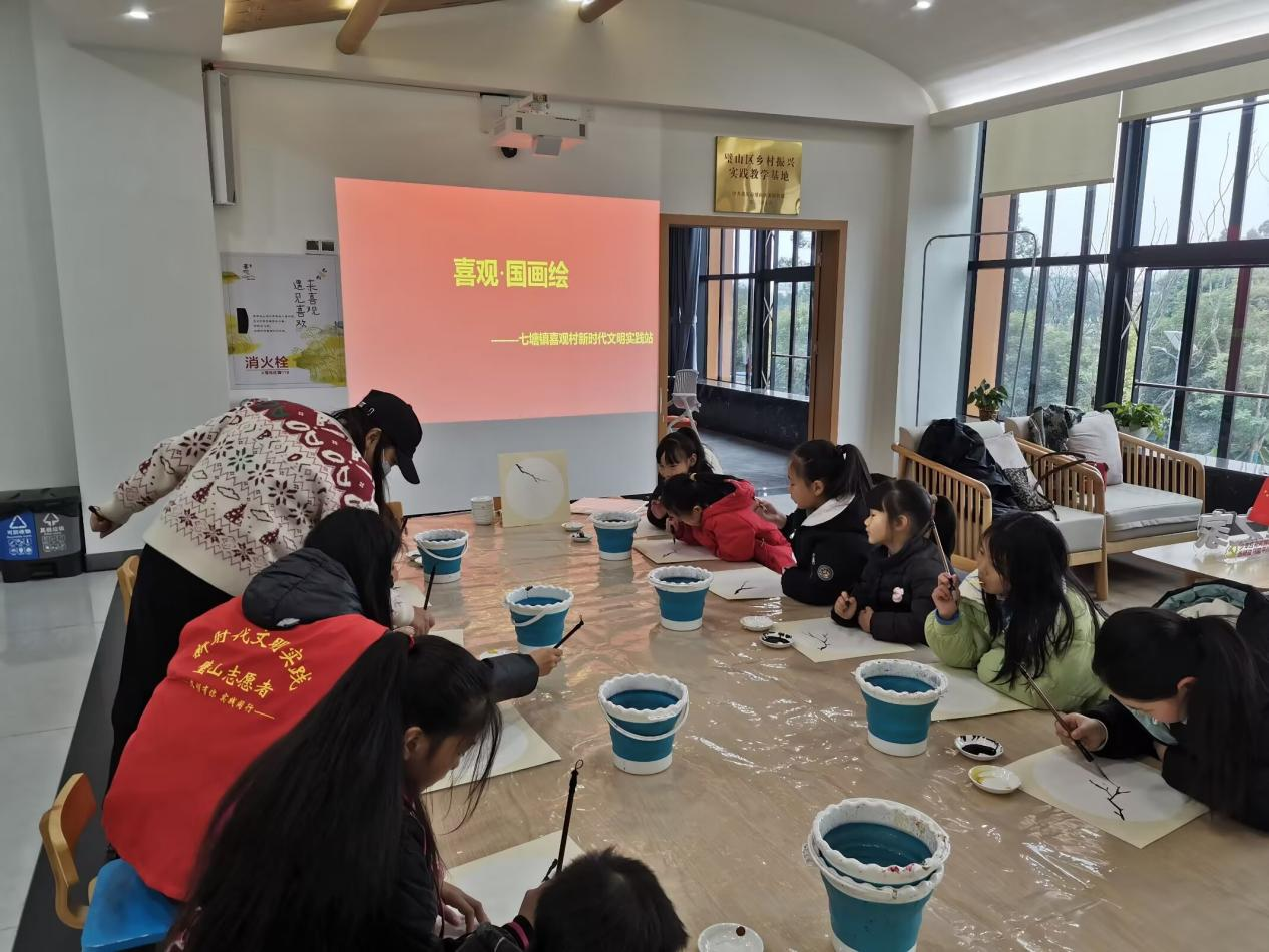 璧山区七塘镇喜观村新时代文明实践站12.17开展国画绘.银杏树活动.png
