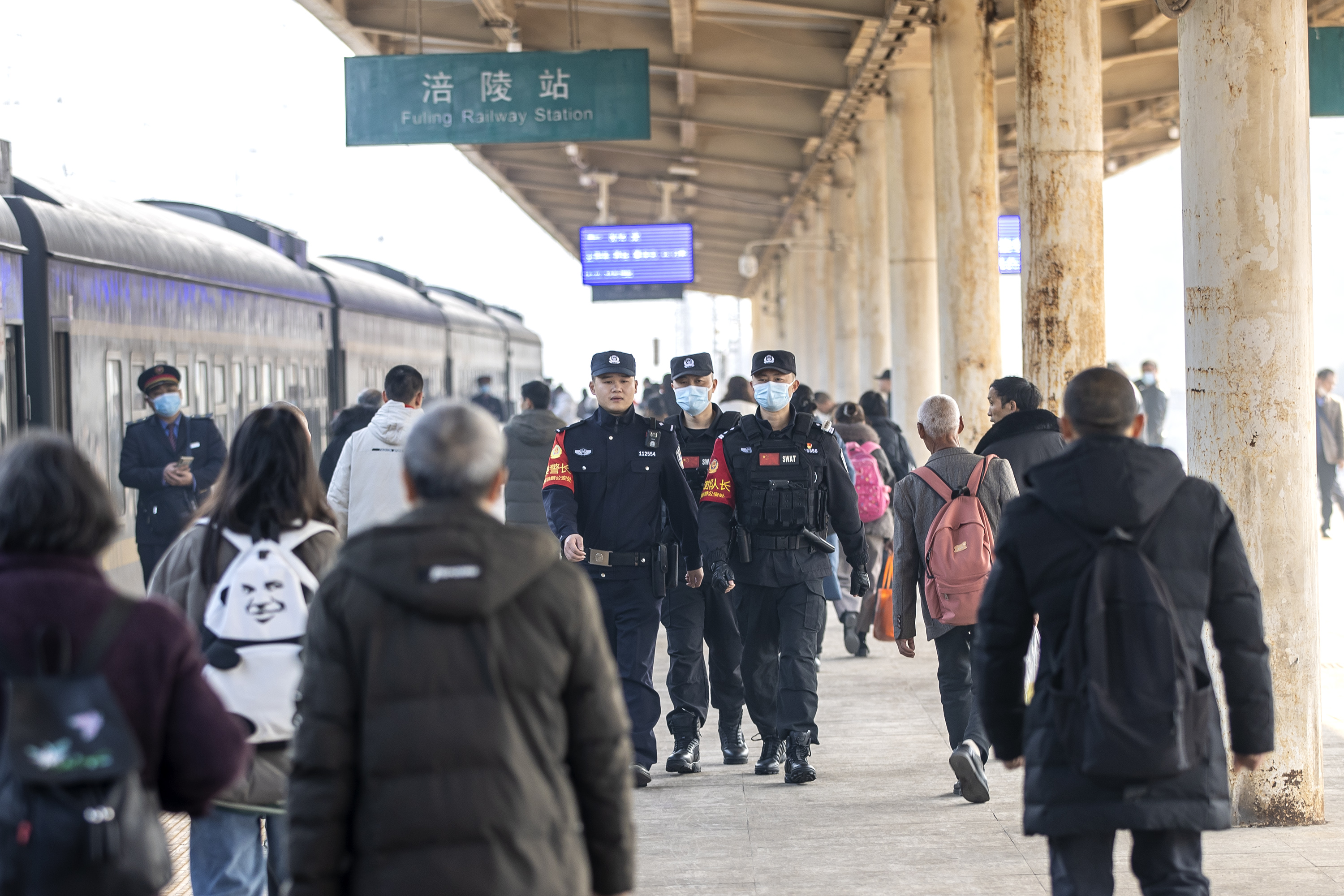 图为特警协同列车乘警在站台巡视。胡勇 摄.jpg