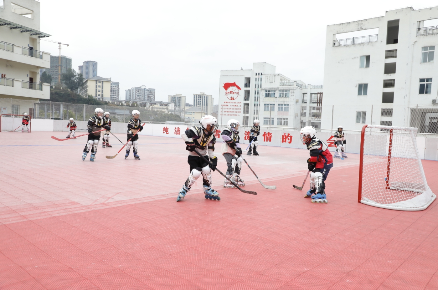 石潼小学的孩子们饶有兴致地练习冰球 2.JPG
