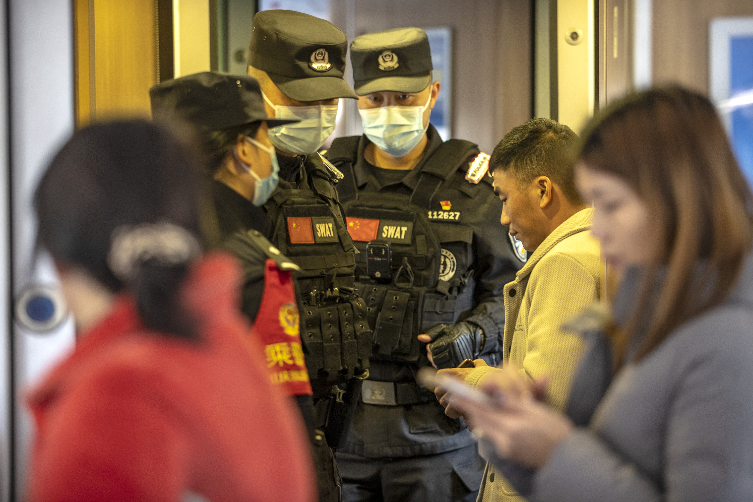 图为特警配合列车乘警开展旅客身份核验工作。胡勇 摄.jpg