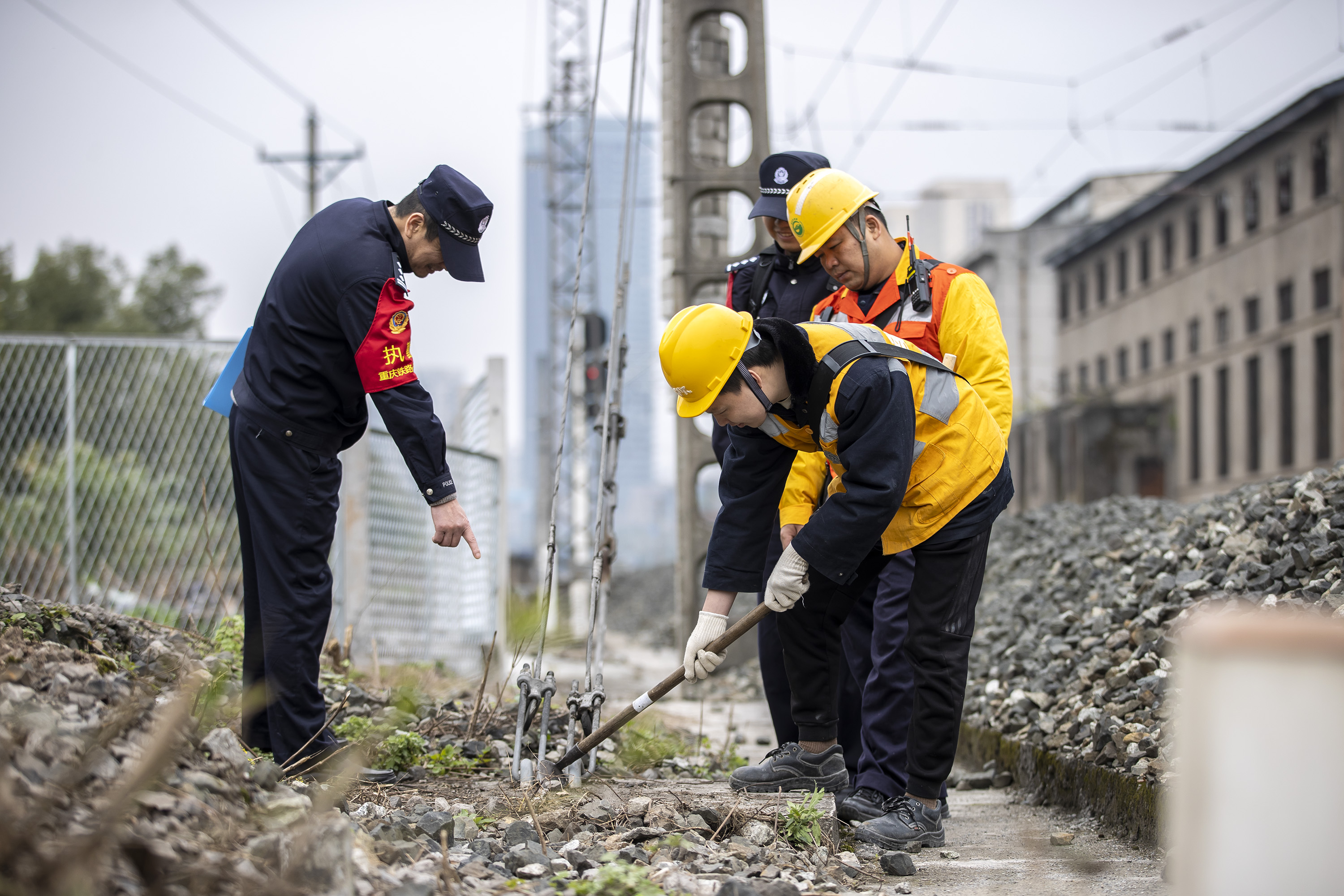 图为民警协同铁路职工对线路隐患进行排查。胡勇 摄.jpg