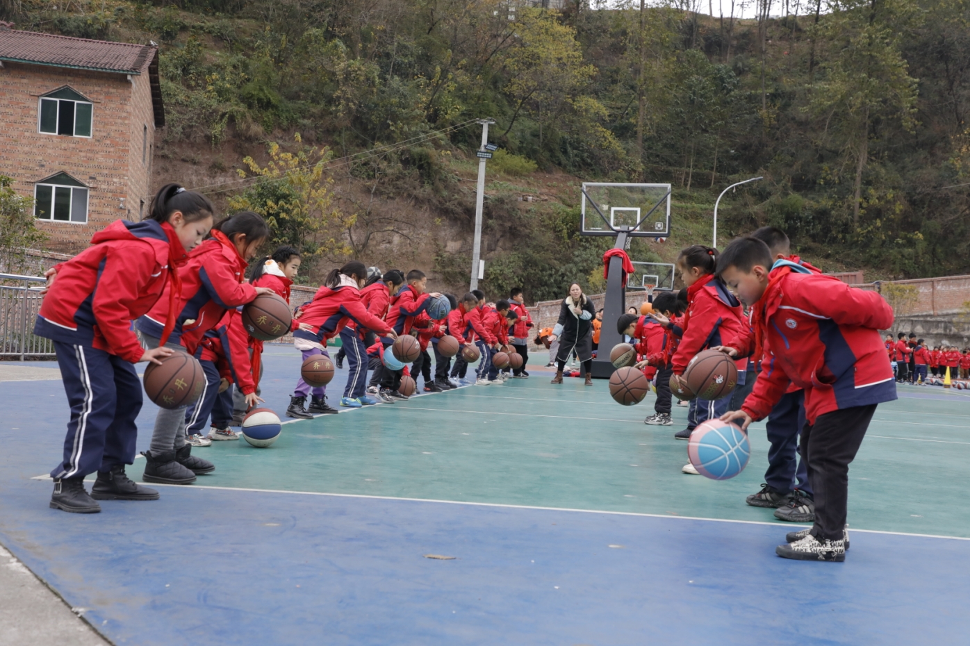 课后服务课上，石潼小学的孩子们在练习篮球.JPG