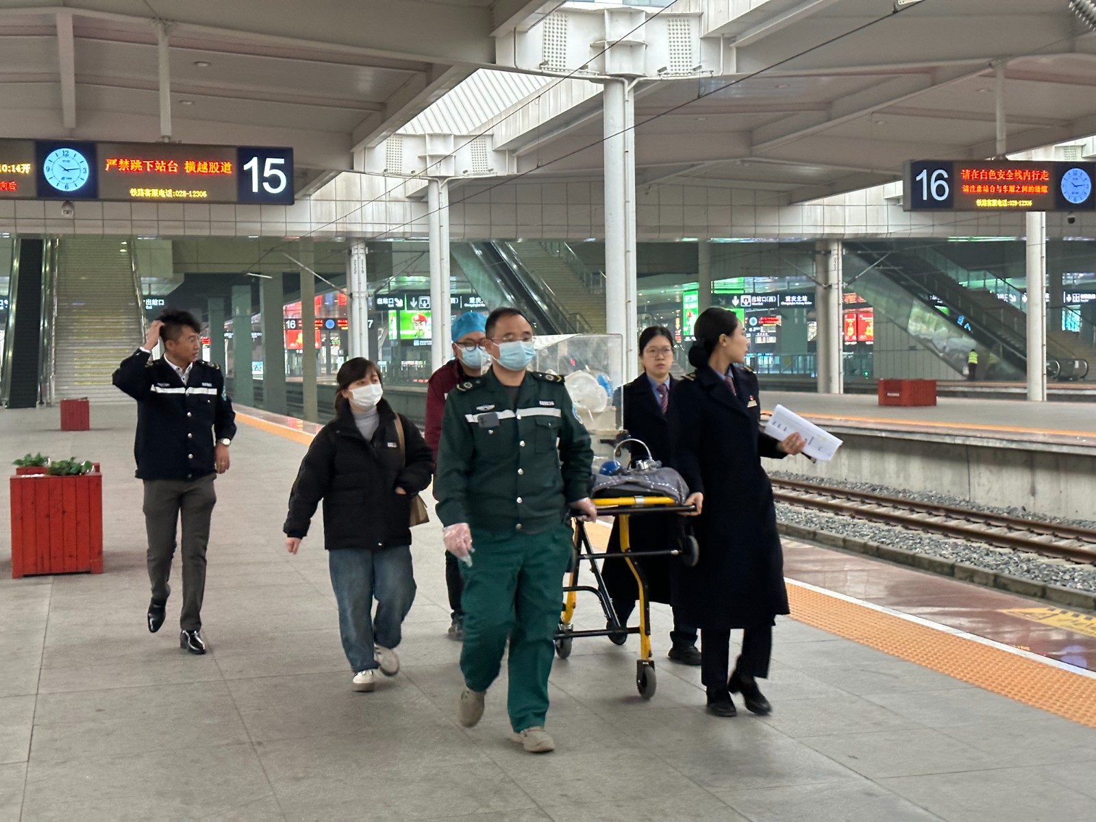 重庆北站工作人员与医护人员提前将小丞丞运送至站台等待列车到来（李彦熹 摄）.jpg