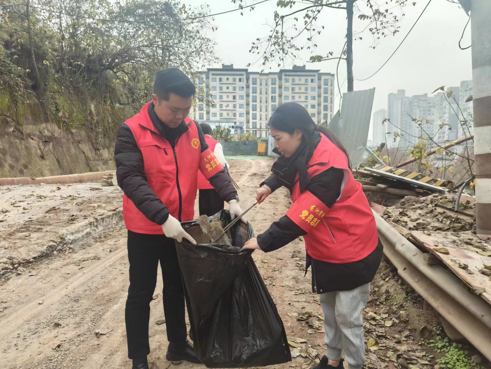 2024年1月10日,巴南区龙洲湾街道独龙桥村组织辖区青年党员到樵坪米业和换乘枢纽周边开展&rdquo;志愿当先锋，我们在行动&ldquo;垃圾清捡志愿服务 (14).jpg