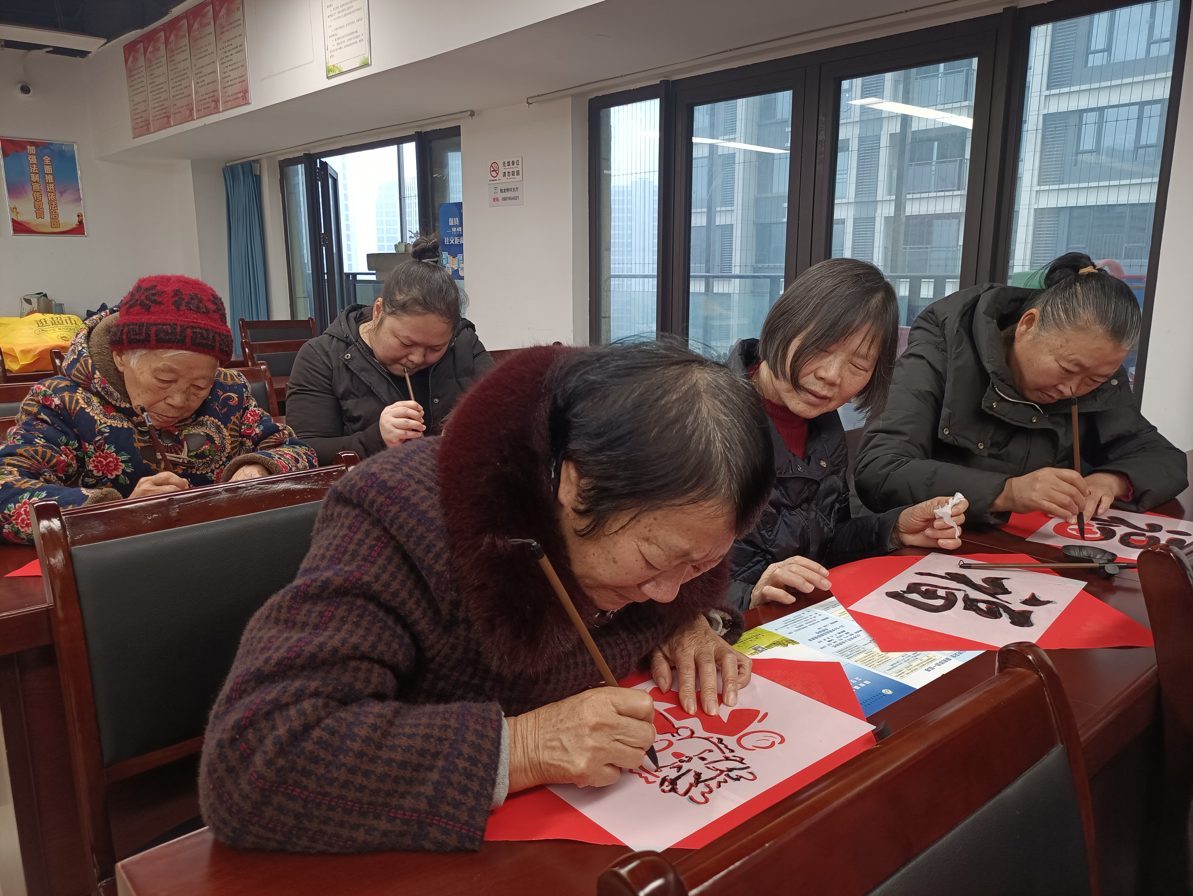 2024年1月16日，巴南区龙洲湾街道独龙桥村&ldquo;迎新春，写福字，送祝福&rdquo;活动 (2).jpg