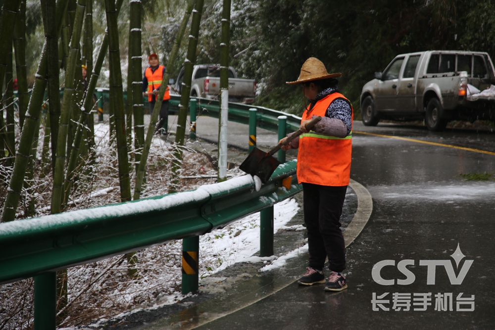 迎&ldquo;寒&rdquo;而上！雪天执勤保通畅 守护群众平安行2.jpg