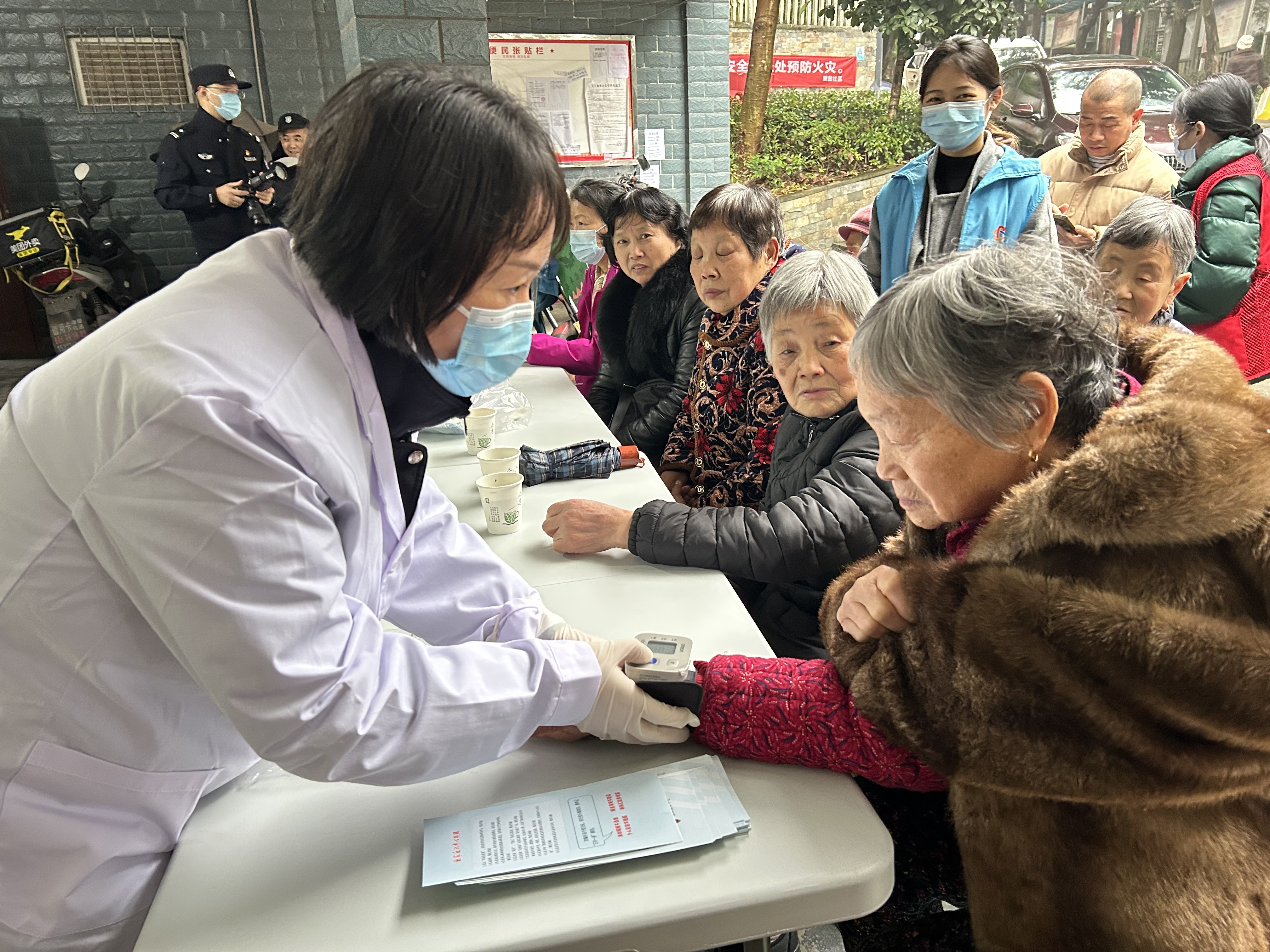 2024年1月19日翠微社区新时代文明实践站在果树园小区开展我为群众办实事-便民日志愿服务活动 (2).JPG
