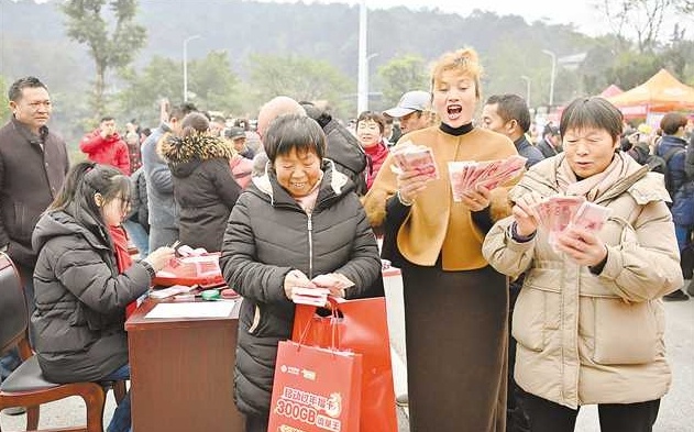 1月26日，南岸区放牛村分红大会现场，村民领到分红后笑逐颜开。记者 齐岚森 摄/视觉重庆