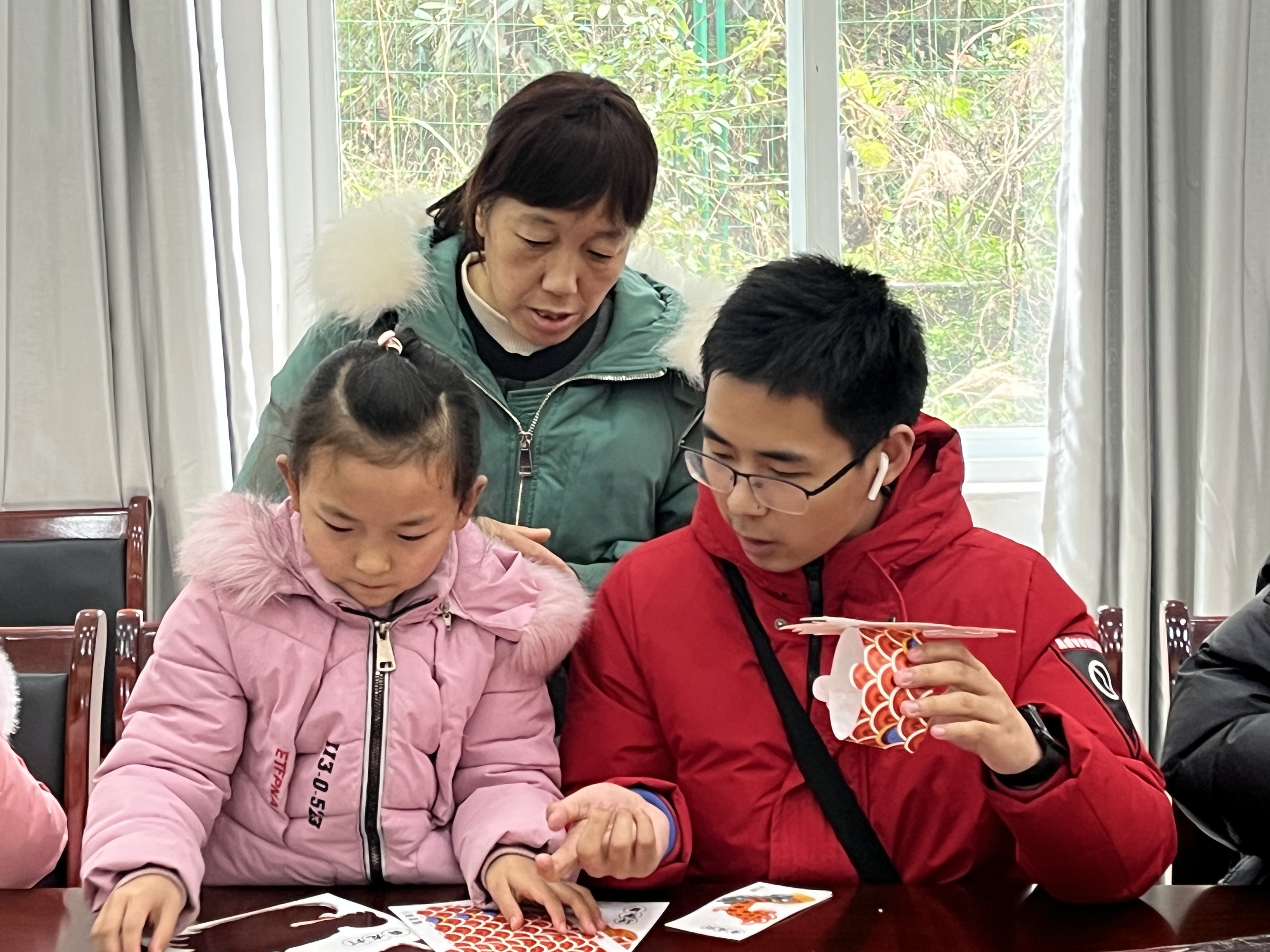 2024年1月28日，重庆市巴南区龙洲湾街道沿河村新时代文明实践站开展&ldquo;巧手做龙灯&middot;欢乐中国年&rdquo;亲子手工活动2.jpg