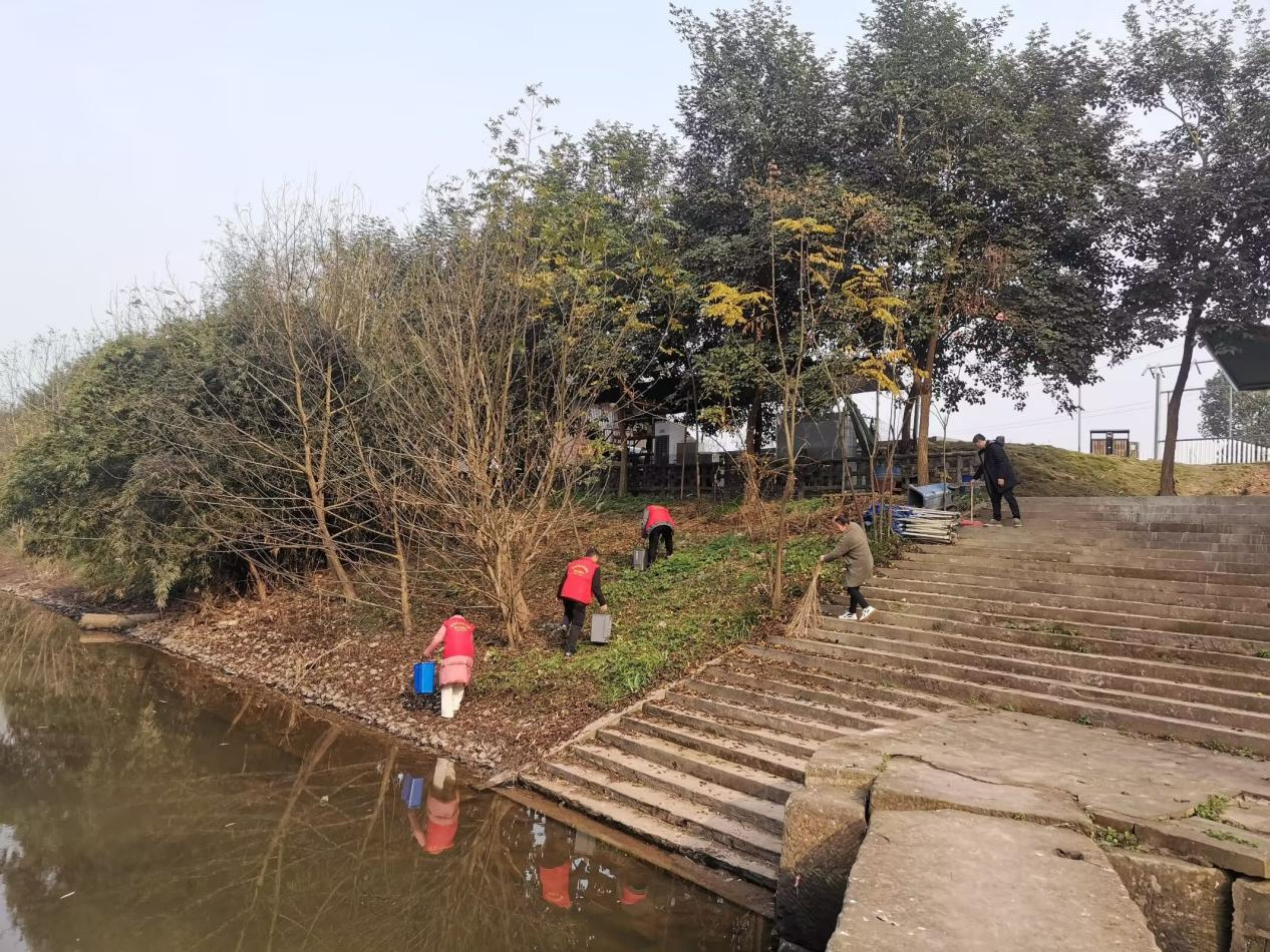 璧山区七塘镇喜观村新时代文明实践站1.7开展河道垃圾清理活动.png