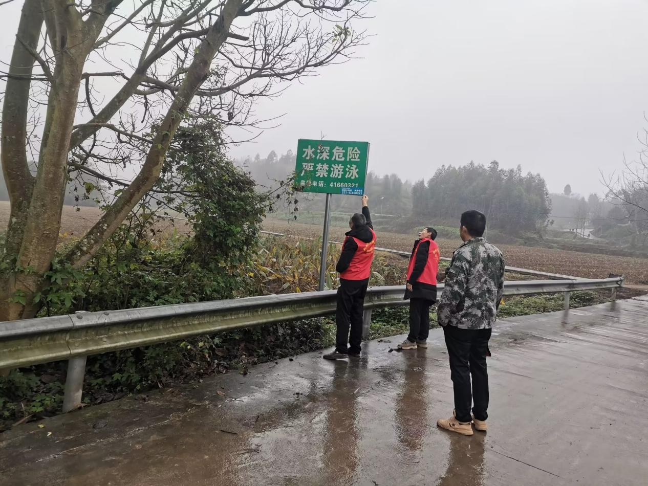 璧山区七塘镇喜观村新时代文明实践站1.10开展巡查水域安全标识牌活动.png
