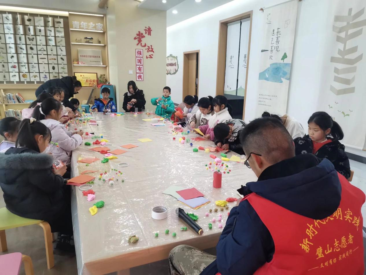 璧山区七塘镇喜观村新时代文明实践站1.3开展辞旧迎新庆元旦手工活动.png