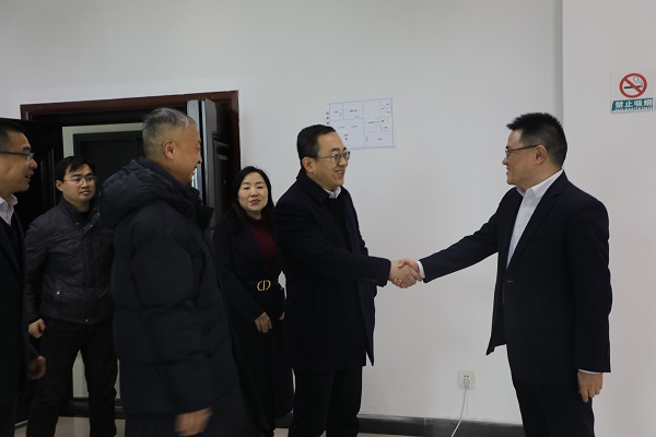 何庆节前看望慰问一线工作人员困难党员群众