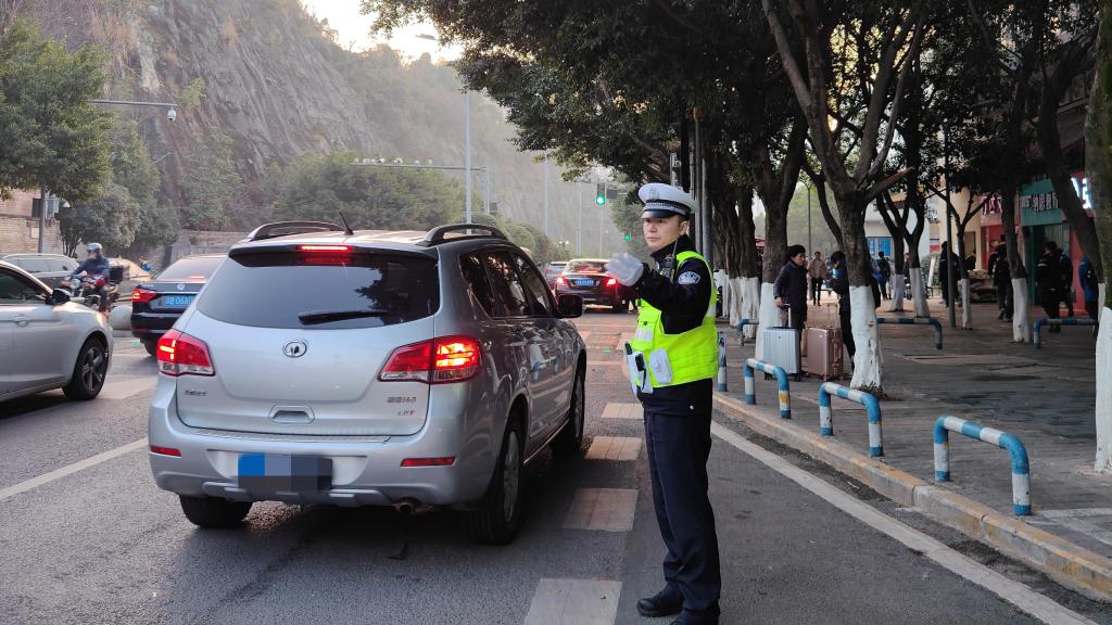 江北交巡警在校门口指挥交通。警方供图