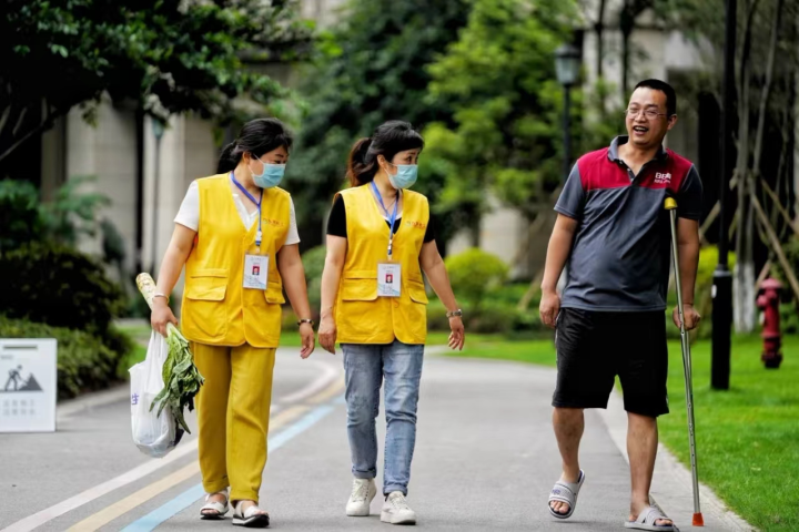 完善“五社联动”工作机制，社工深度参与社区服务。