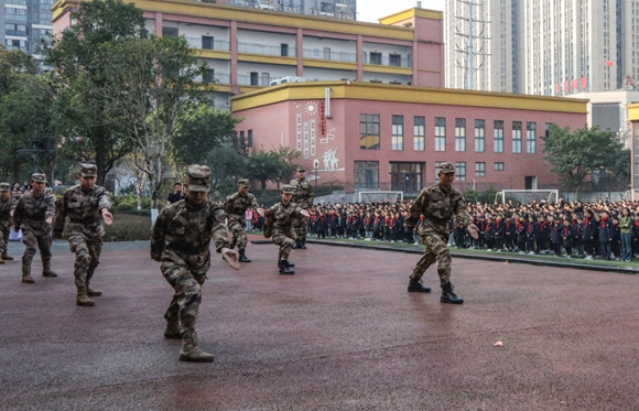 开学典礼上，教官们表演精彩的军体拳。记者 郑宇 摄/视觉重庆