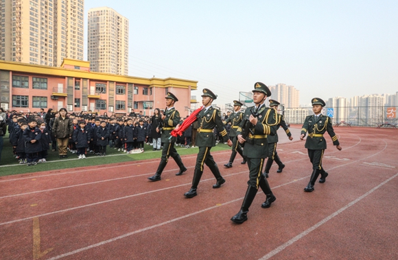 开学典礼上，教官们现场呈现高标准的升旗仪式。记者 郑宇 摄/视觉重庆