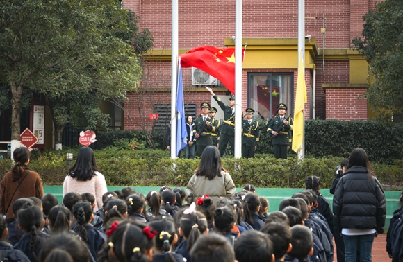 开学典礼上，教官们现场呈现高标准的升旗仪式。记者 郑宇 摄/视觉重庆