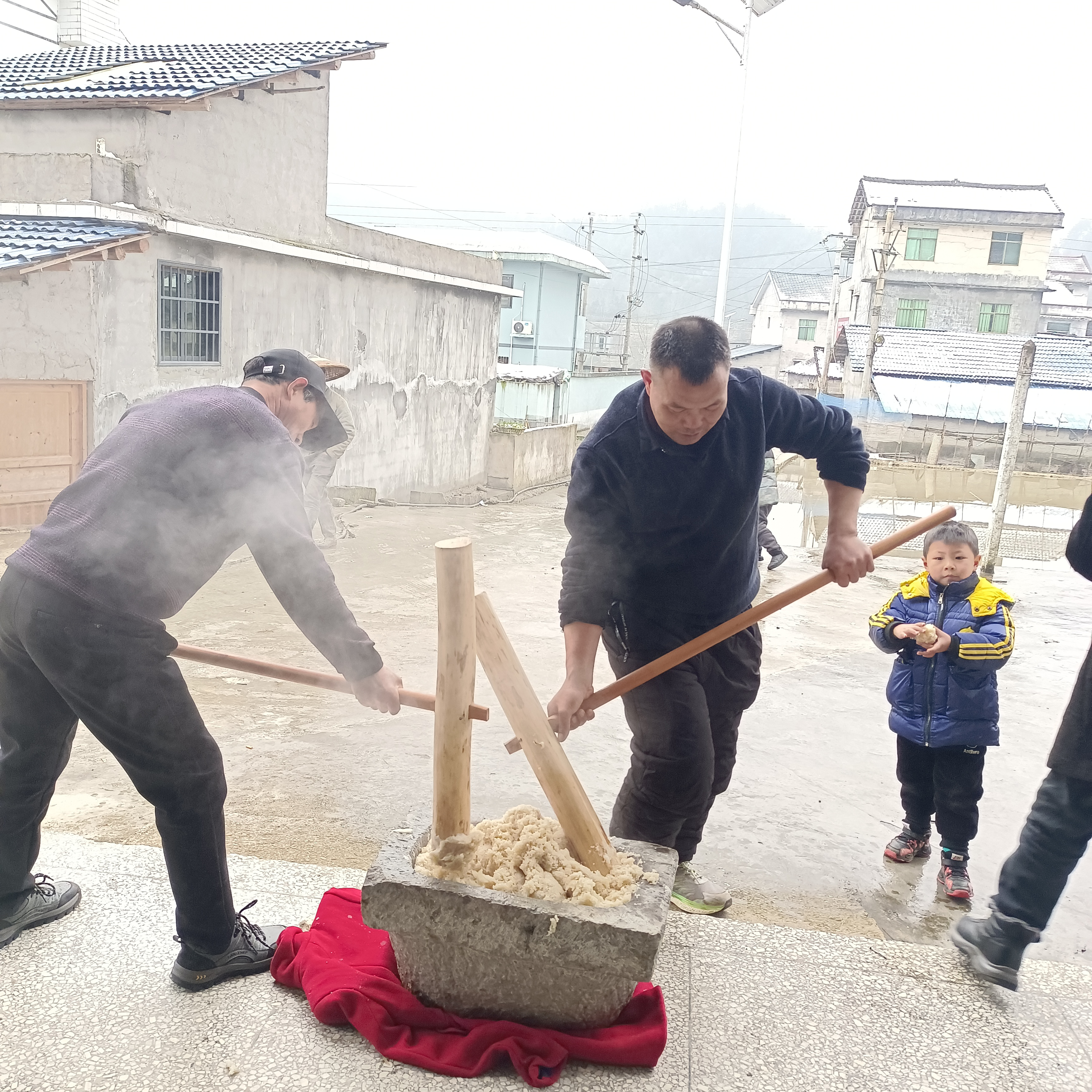 西大社区：打糍粑迎新年，处处洋溢着浓浓的年味.png