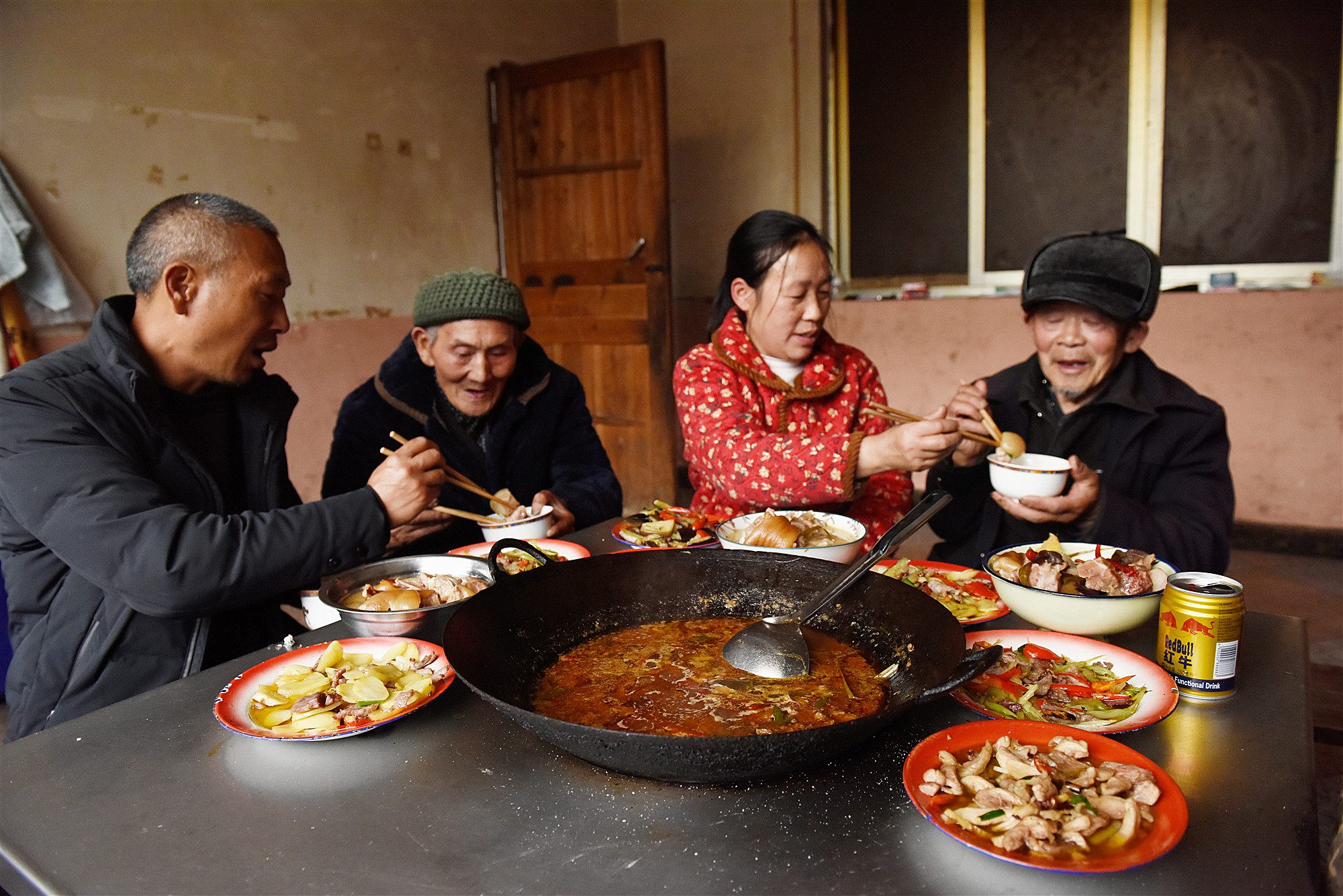 向桂梅（右二）陪住公公吃饭.jpg