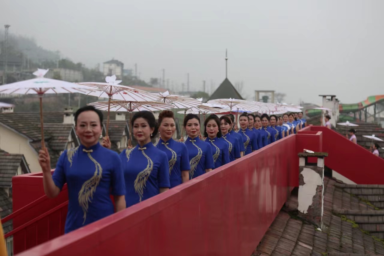 百位旗袍爱好者齐聚涪陵 共庆“三八”国际劳动妇女节