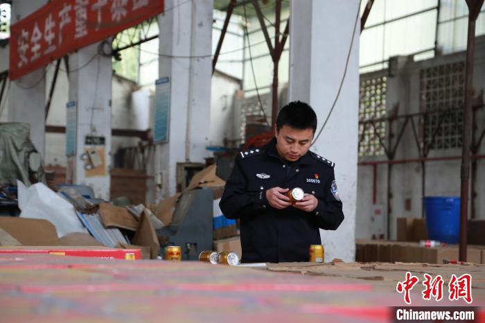 重庆警方破获特大跨省制售假冒品牌饮料案 涉案金额超过3000万元