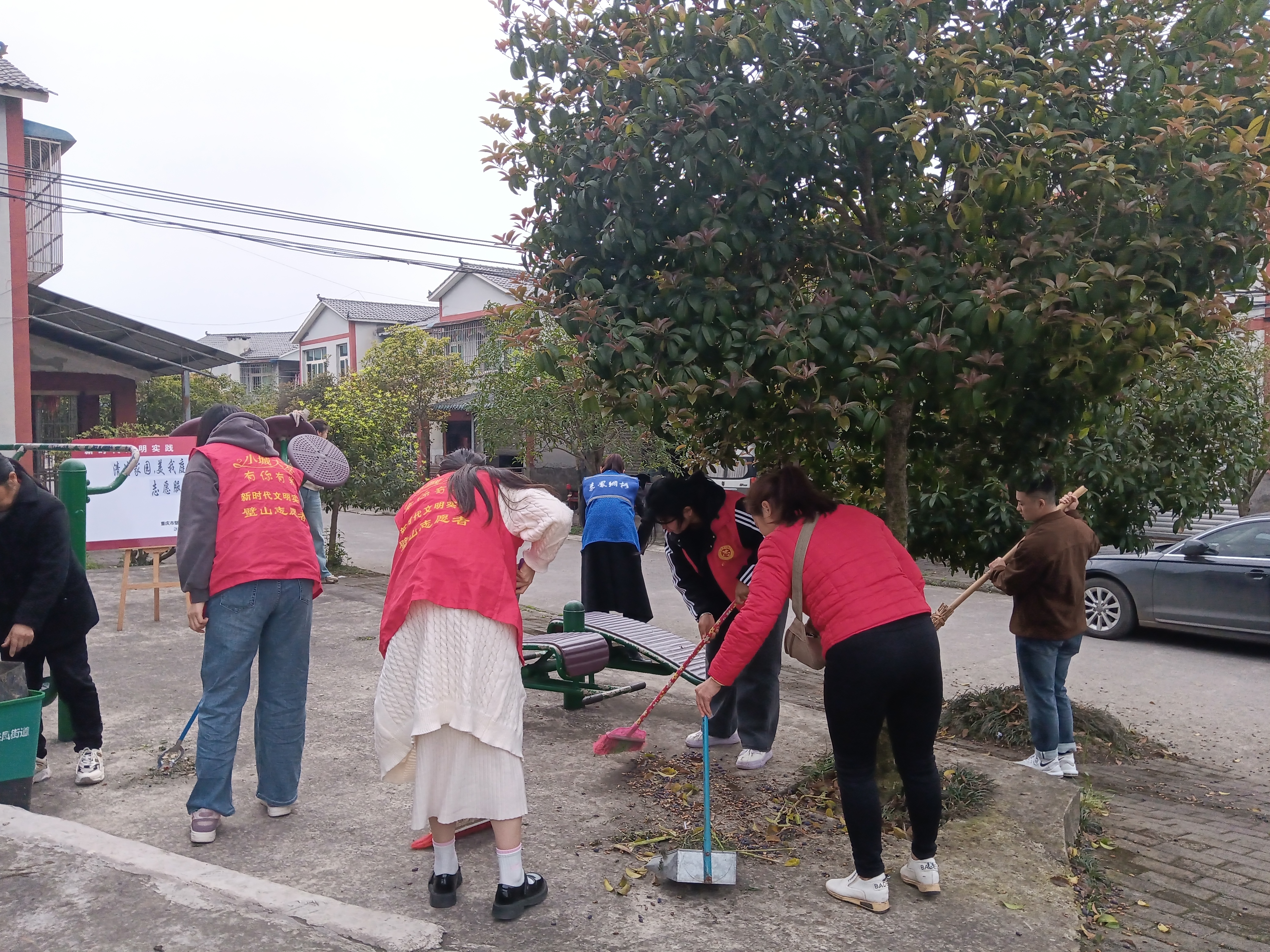 2024年3月20日开展清洁家园，美我庭院志愿服务活动.jpg