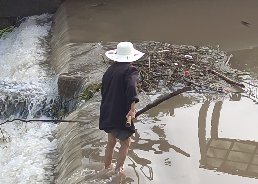中敖镇：切实做好暴雨后的河道清漂保洁工作