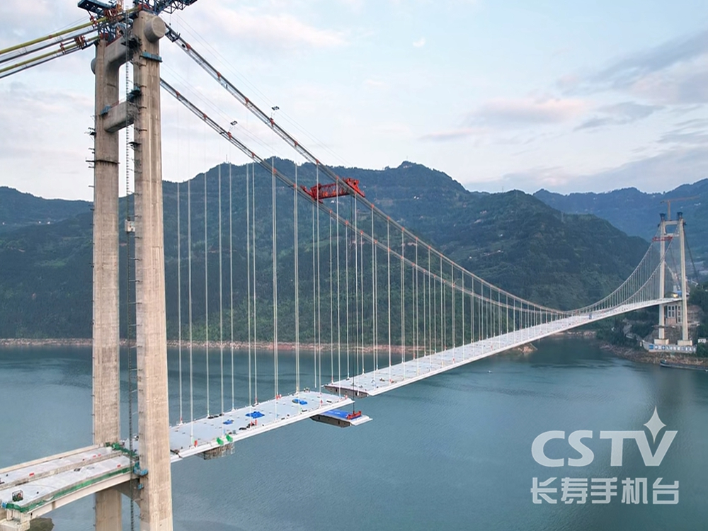 重庆钢铁助力长江上游最大跨径悬索桥建设.jpg
