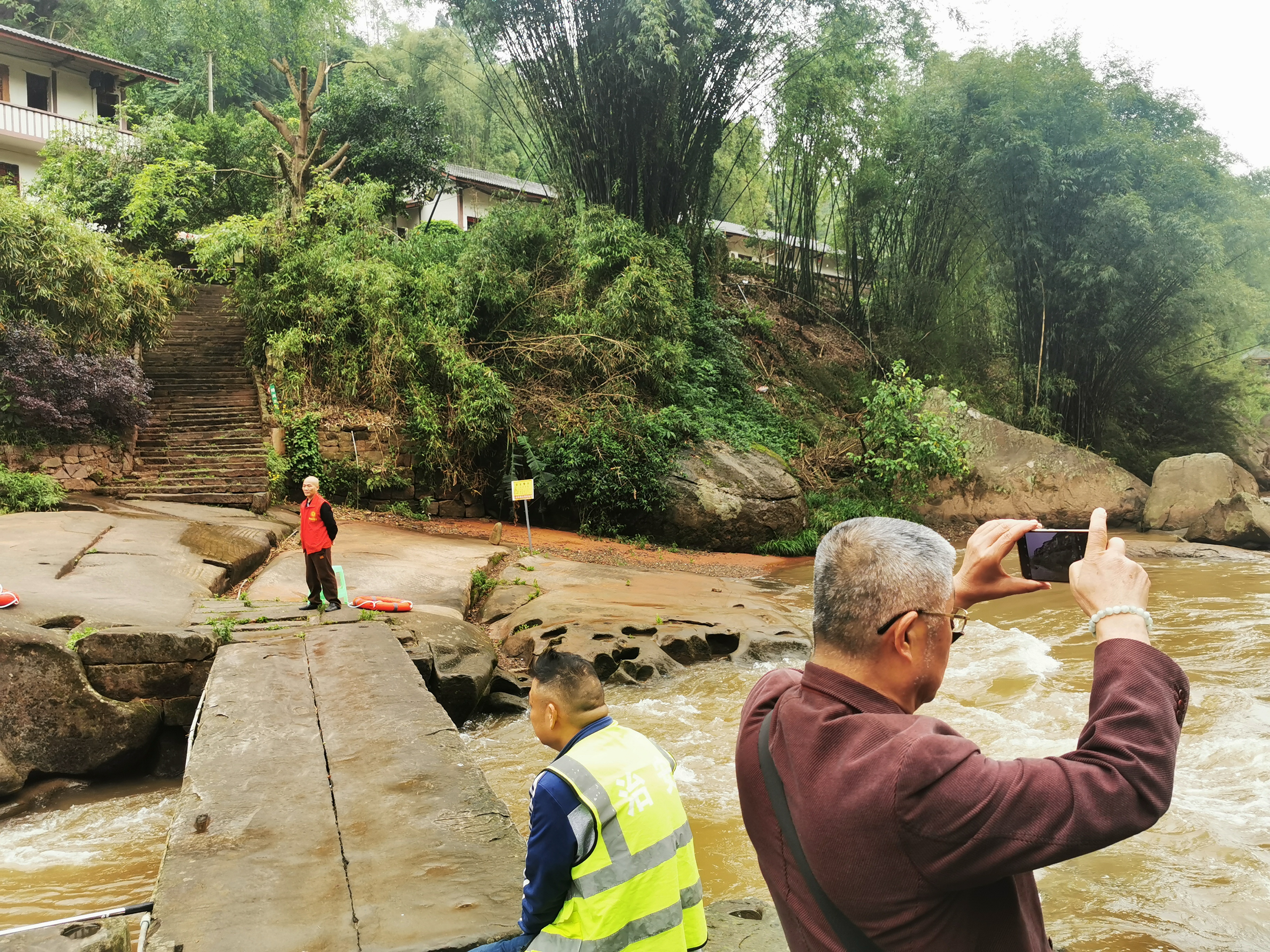 五月一日,在古镇旁的大石桥两旁,各有一位安保人员(通讯员 谭胜昔摄影)。.jpg
