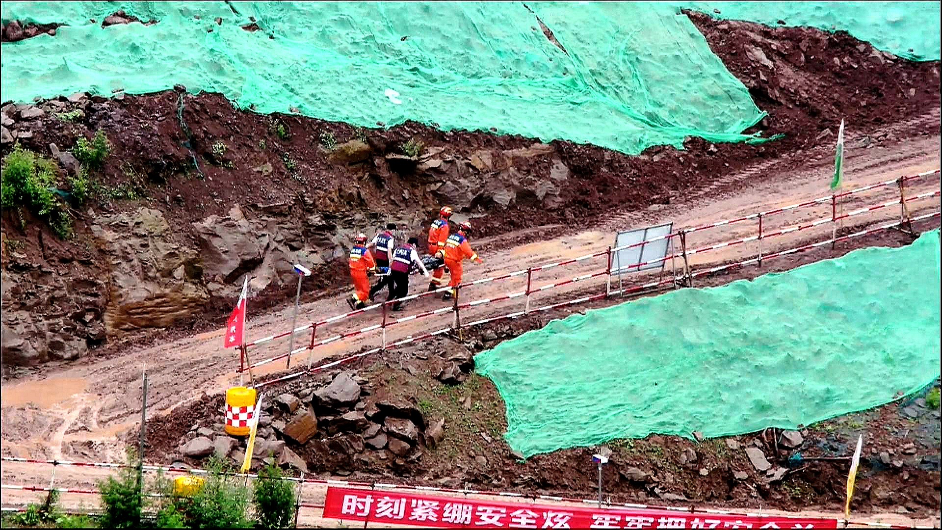救援人员将伤员抬到安全地点。（摄影：张静）