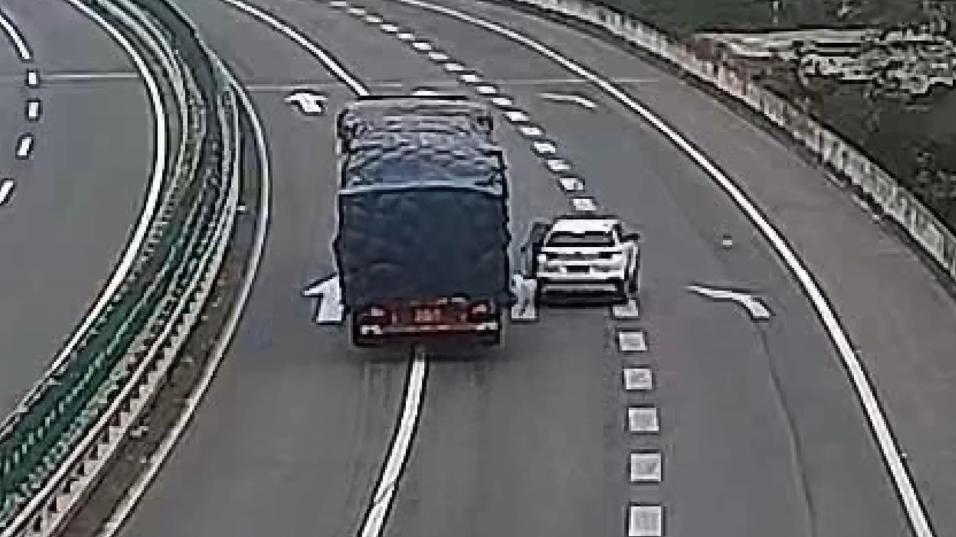 汇入主线缺乏观察小车受损还担全责_20240513100757.JPG