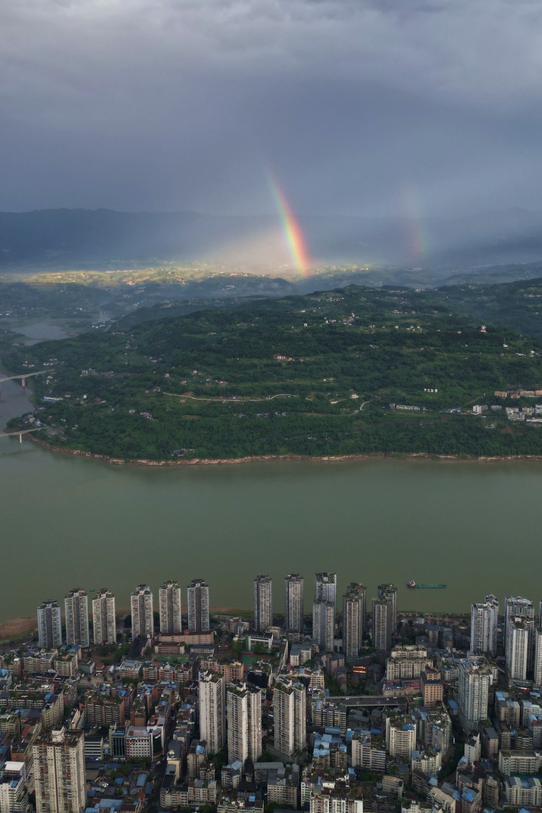 雨后長(zhǎng)江忠縣南岸出現(xiàn)兩道美麗的彩虹。趙軍 攝 (7).JPG