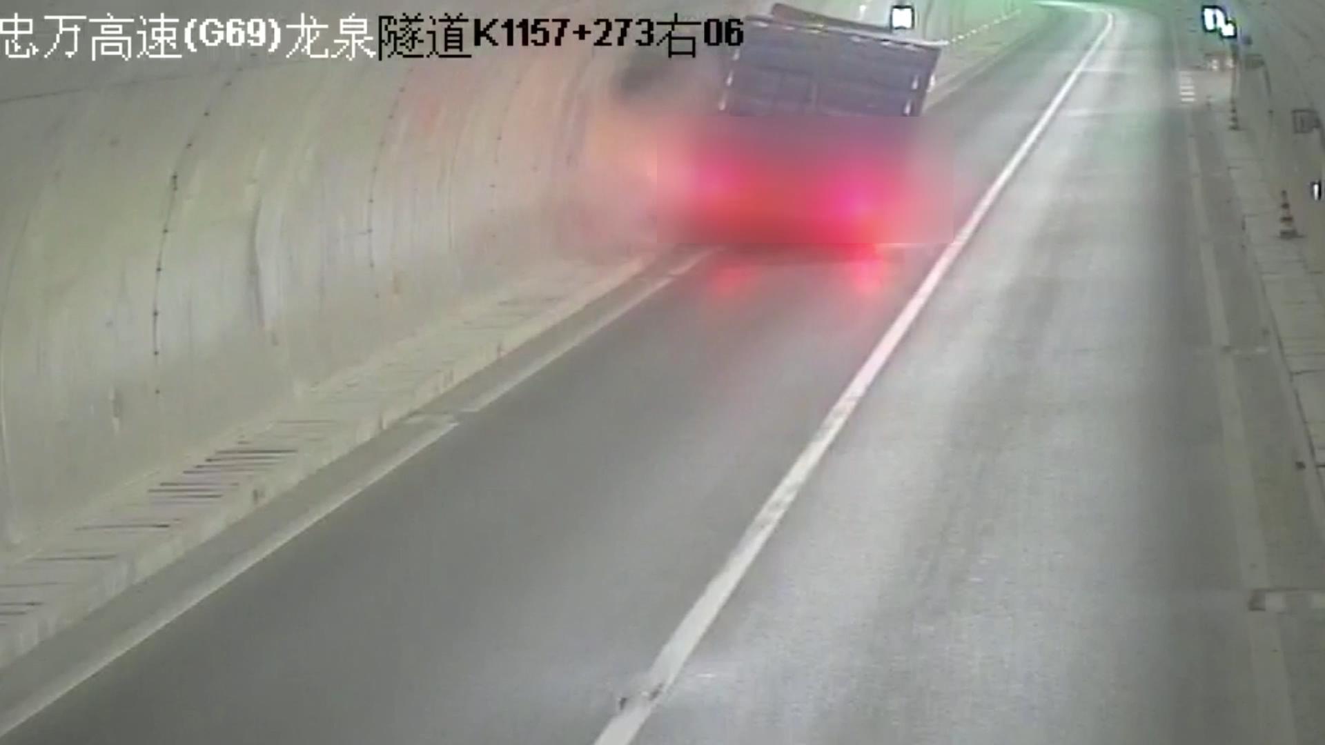 货车爬上隧道壁疲劳驾驶惹的祸_20240513154205.JPG