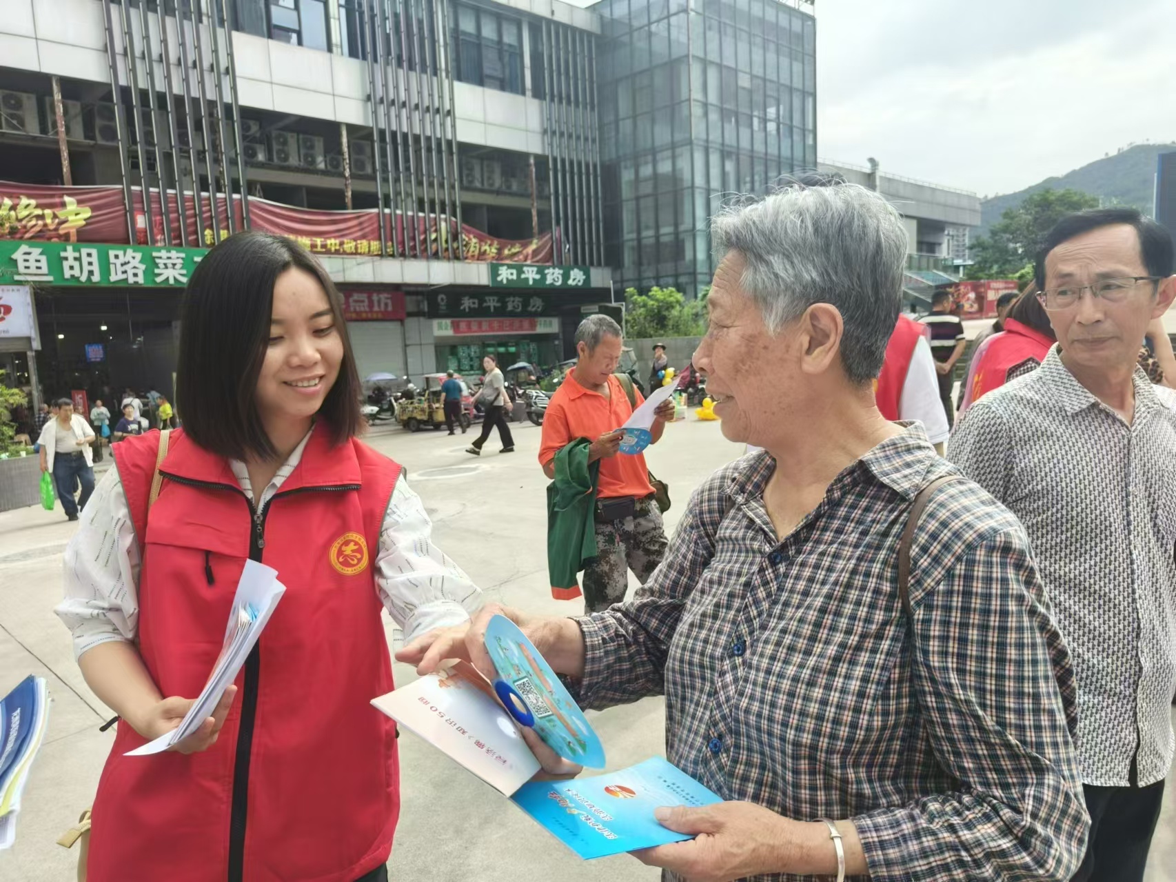 2024年5月20日，巴南区龙洲湾街道独龙桥村在龙洲湾换乘枢纽坝子开展&ldquo;凝民心 聚合力&rdquo;文明新风入人心暨创建全国文明城区主题宣传活动 (5).jpg