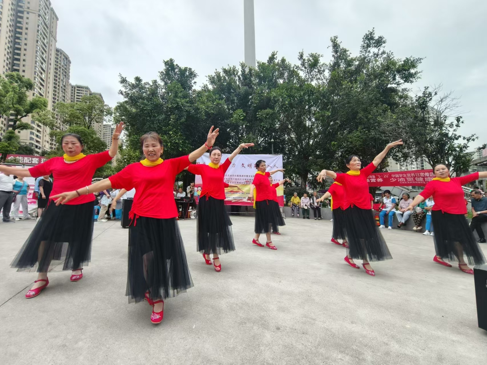 2024年5月20日，巴南区龙洲湾街道独龙桥村在龙洲湾换乘枢纽坝子开展&ldquo;凝民心 聚合力&rdquo;文明新风入人心暨创建全国文明城区主题宣传活动 (7).jpg