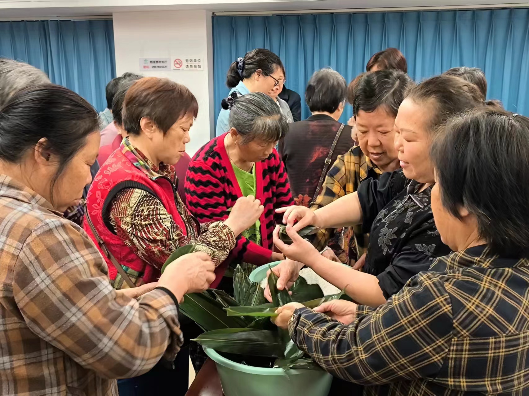 2024年6月4日，巴南区龙洲湾街道独龙桥村在新时代文明实践站妇女之家开展我们的节日端午&ldquo;粽飘香&rdquo;家庭文明建设活动 (5).jpg