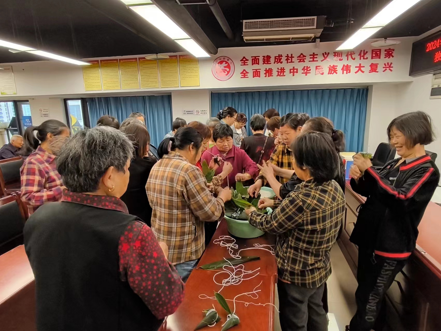 2024年6月4日，巴南区龙洲湾街道独龙桥村在新时代文明实践站妇女之家开展我们的节日端午&ldquo;粽飘香&rdquo;家庭文明建设活动 (1).jpg