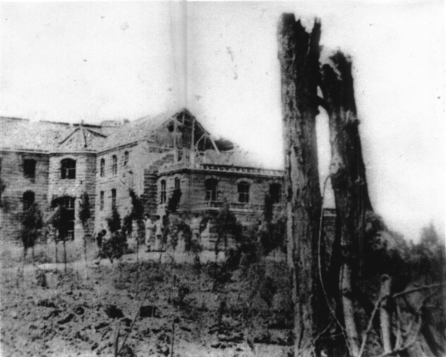 图1：1940年被日机轰炸后的工学院一角.jpg