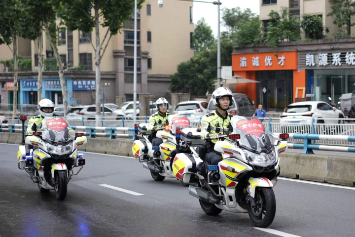 九龙坡警方多警协同为平安高考“加分”：17条保畅线路、6支爱心护考车队、多条“绿色通道”……