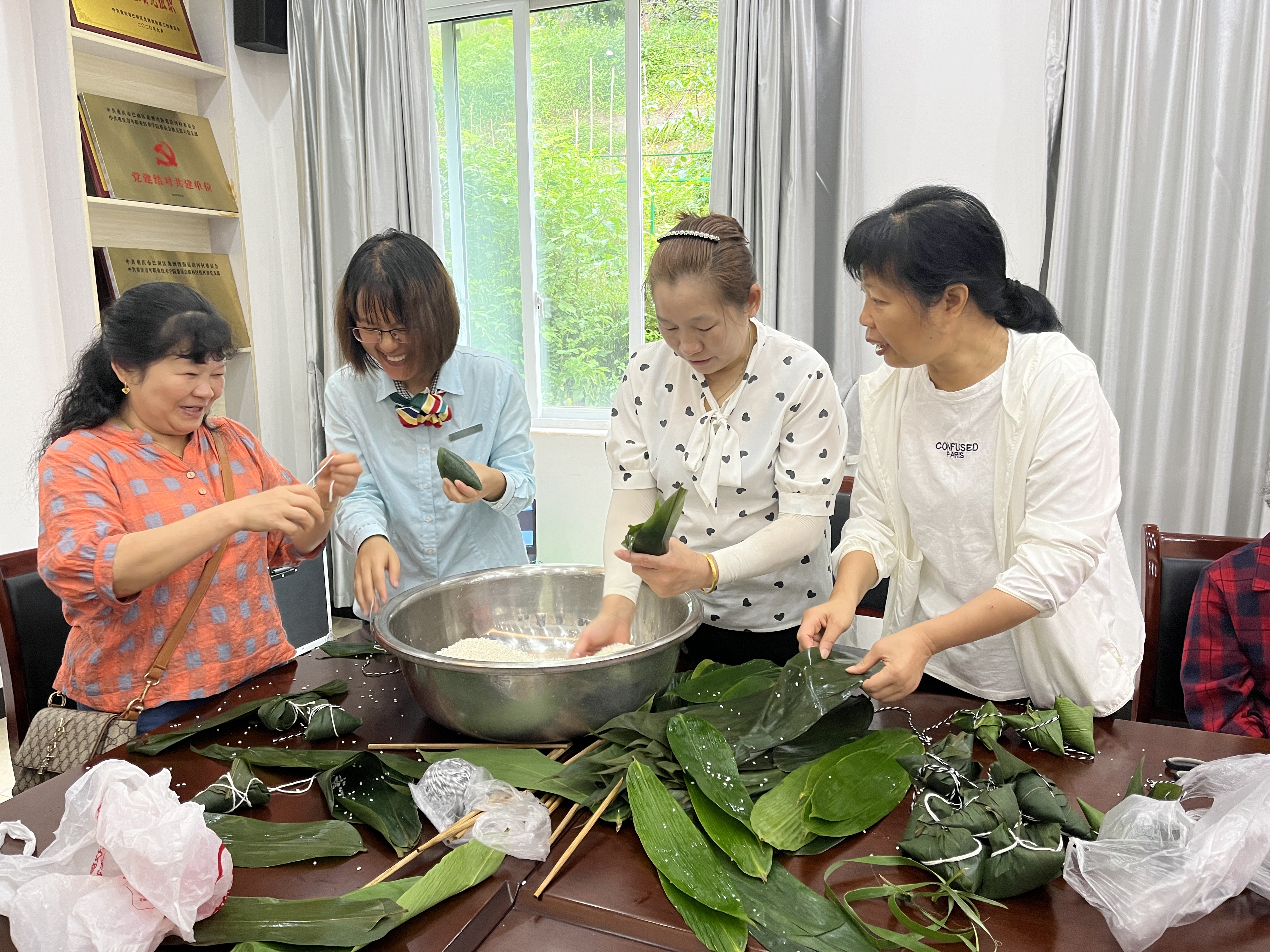 2024年6月7日，重庆市巴南区龙洲湾街道沿河村新时代文明实践站开展&ldquo;粽叶飘香&middot;粽享端午&rdquo;包粽子活动3.jpg