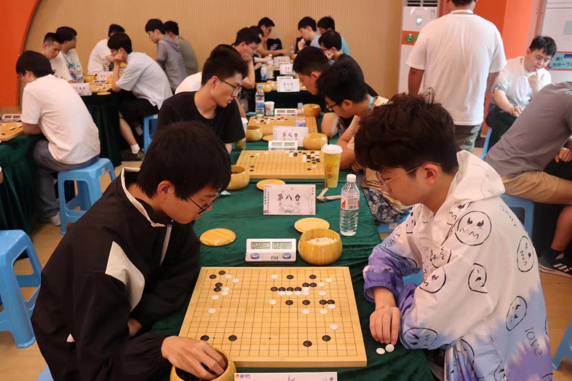 參賽選手們手握黑白棋子，在無聲的棋盤戰(zhàn)場上激烈角逐。（重慶移通學(xué)院供圖）