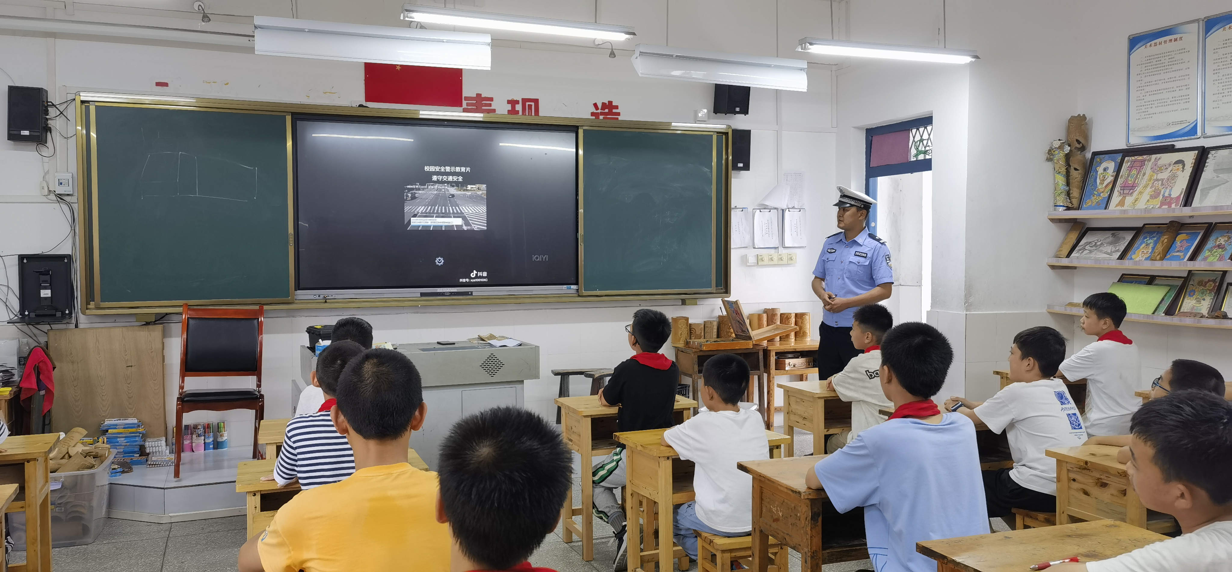 应急办、交警队开展交通安全进校园活动.jpg