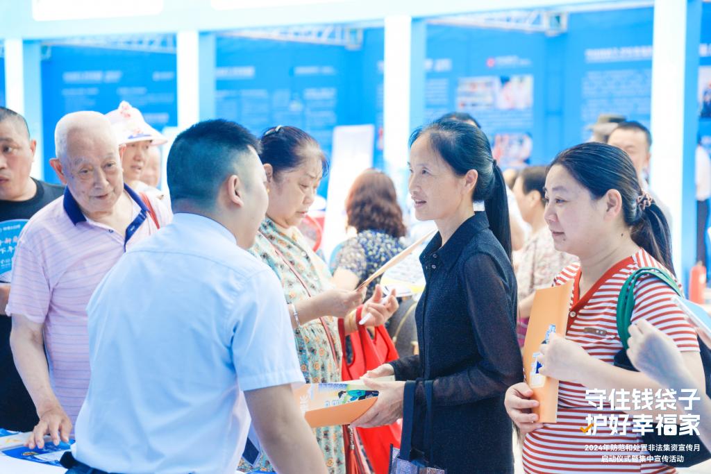 现场，20多家金融机构和相关部门人员为来往市民宣讲金融知识政策法规。主办方供图
