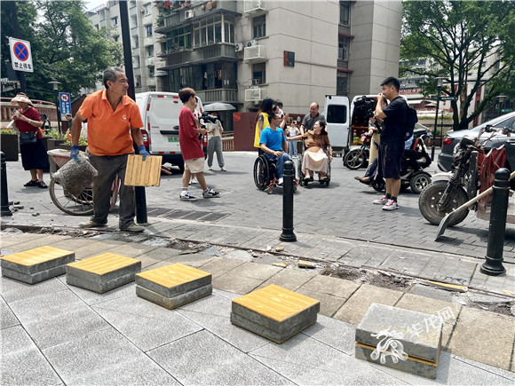 重庆举办“无障碍山城”快闪活动 专家现场评测推动无障碍环境建设